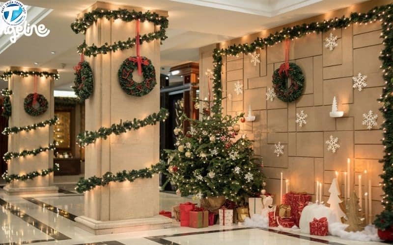 Trang trí cột và góc tường bằng cây thông mang đầy tính biểu tượng dịp Giáng sinh